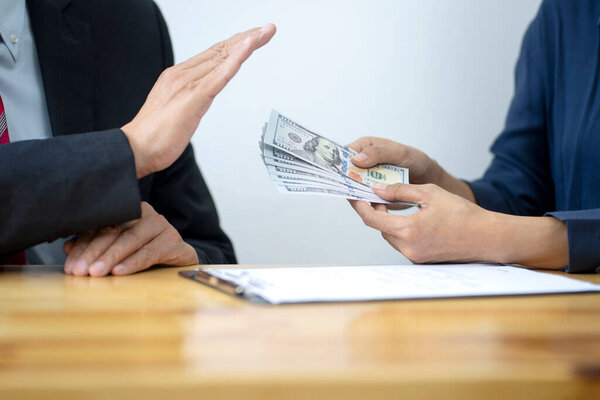 Офицер отказался принимать наличные деньги на взятку от бизнесмена концепцией анти-взятки или коррупции