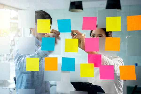 Empresarios Mujeres Están Pie Dando Consejos Lluvia Ideas Para Encontrar Imagen De Stock