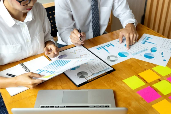 Hombres Mujeres Negocios Están Teniendo Una Reunión Consulta Plan Negocios — Foto de Stock