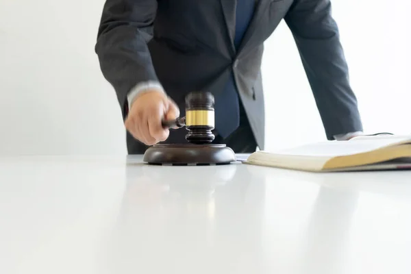 Oficina Del Juez Abogado Hay Equilibrio Mazo Sobre Mesa Despacho — Foto de Stock