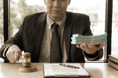 Yargıç bir eline para, diğer eline de tokmağı alıp konsepti yıkmak için rüşvet olarak eski tip sepia tonu aldı.