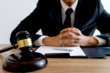 Masa arkasındaki ahşap tokmağın kapanışı yargıç ya da savcıdır. Dinleme konseptine oturun. Hukuk firması.