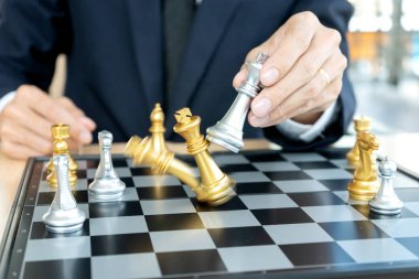 İş adamı, kazanma amaçlı rakip konsept iş stratejisini devirmek için satranç oynar