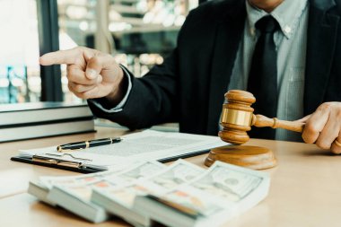 Artırma Anlaşması. Moderatör, başarılı bir galibiyet elde ettiğinize ve paranın masada olduğuna karar vermenize işaret ediyor.