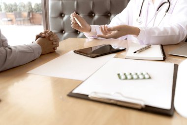 Doktor, hastalara sağlık ve ilaç konusunda tavsiye veriyor..