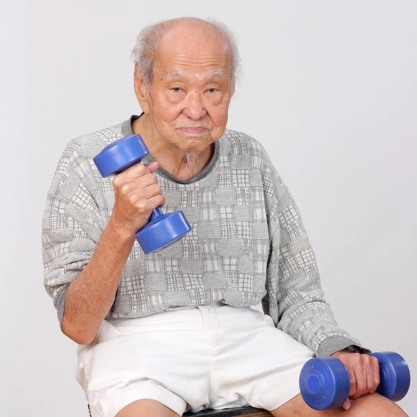 yaşlı adam egzersiz tutmak dumbbell