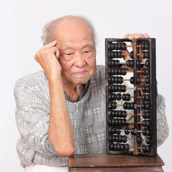 Παλιά άνθρωπος χρήση κινεζικός άβακας — Φωτογραφία Αρχείου