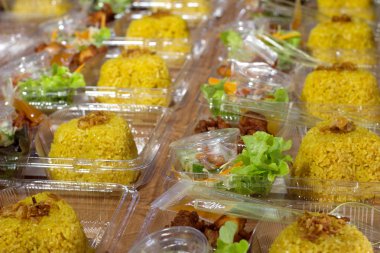 Pirinç için plastik kutu kapıdan hazırlamak