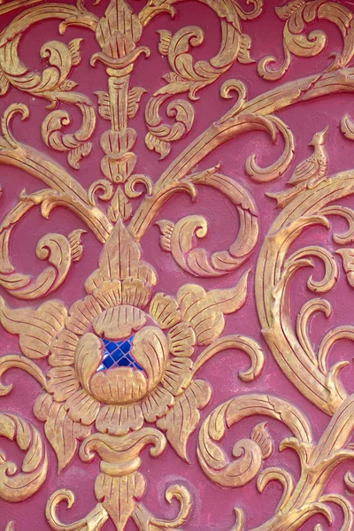 Stucwerk Bourgondië kleur Thaise kunst aan de muur — Stockfoto