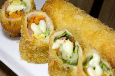 derin kızarmış rulo salata karışımı yemek