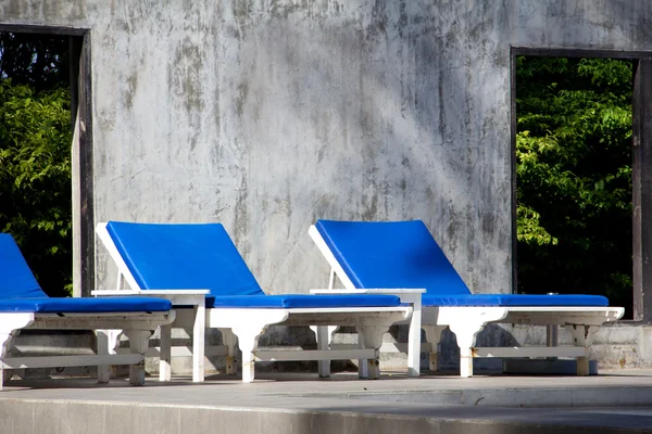 Fehér strand szék szürke medence cement — Stock Fotó