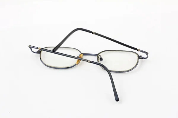 Eski bükülmüş gözlük 