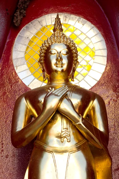 Oro buddha statua specchio sfondo — Foto Stock