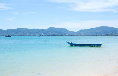 Denizde küçük bir tekne