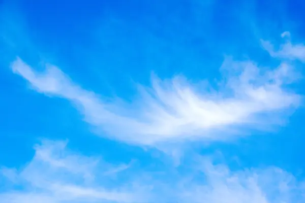 Strahlend blauer Himmel mit schönen weißen Wolken — Stockfoto