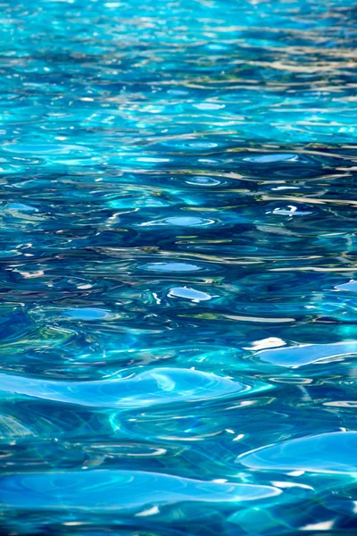 Dalga Yüzme Havuzu mavi renk ve ışık yansıtacak