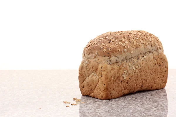 Pan integral rebanado en una mesa de mármol — Foto de Stock