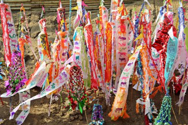 Renkli bayrak tung asmak üzerinde kum pagoda ara.