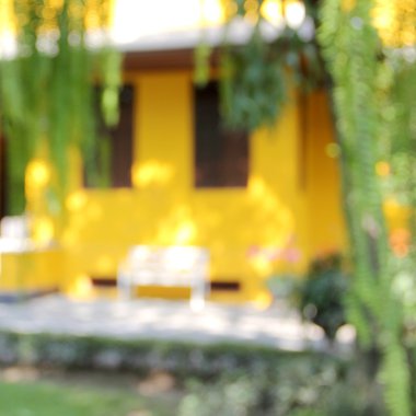 Sarı ev beyaz sandalye ile bulanıklık