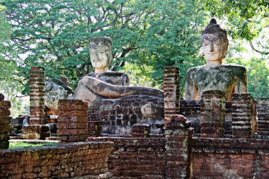 wat phra kaeo kamphaeng phet içinde vasıl yeşil yaprak geçmiş eski Buda heykeli