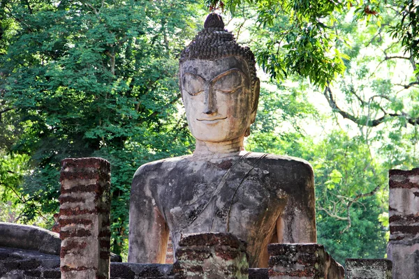 Gamle Buddha-statuer med grønt blad ved Wat phra kaeo i kamphaeng phet – stockfoto