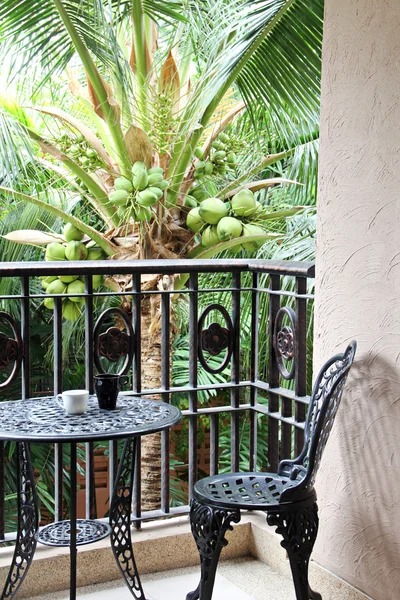 Schwarzer eiserner Stuhl auf der Terrasse — Stockfoto