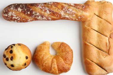 kruvasan ekmek brade baget muffin beyaz arka plan üzerinde ile