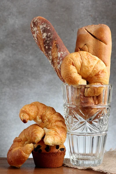 Panadería panadería panecillo cruasán brad panecillo en golpe de vidrio — Foto de Stock