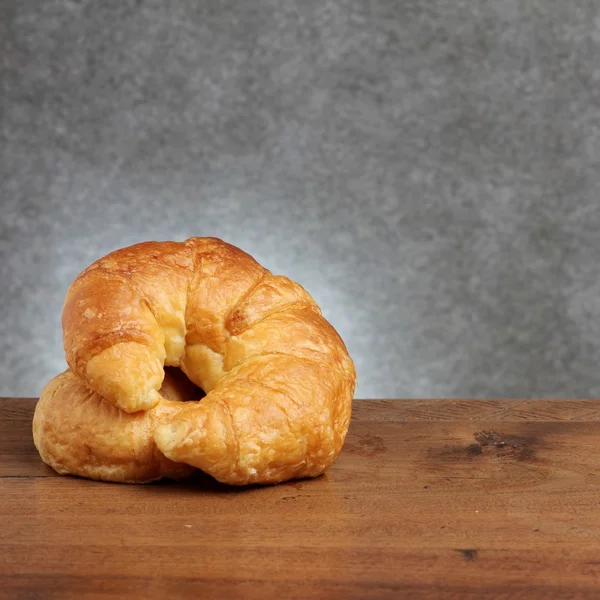 Panadería de croissant en la mesa de madera de teca — Foto de Stock