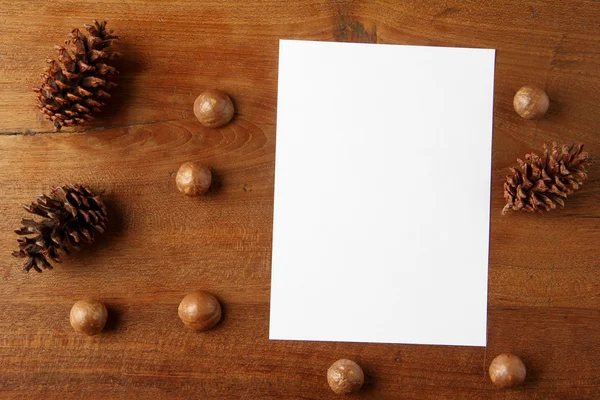 Papel sobre tabla de madera de teca —  Fotos de Stock