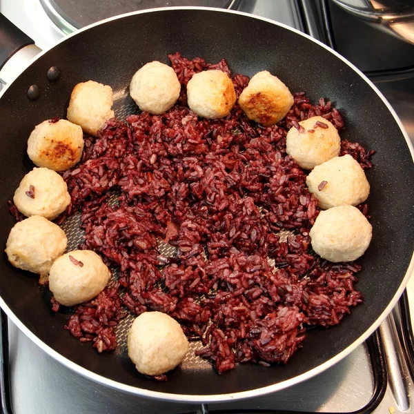 riceberry rice cooking wiht shrimp ball i