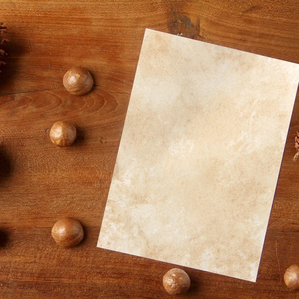 Papel sobre tabla de madera de teca —  Fotos de Stock