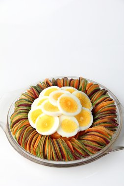 yumurta salatası salatalık pancar havuç dilimleri