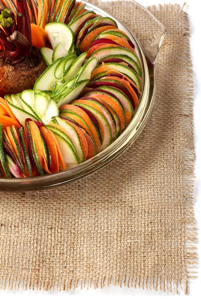 Salat Gurke Rote-Bete-Karotte in Scheiben geschnitten Quappe — Stockfoto