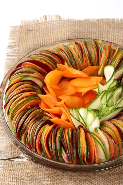 Salat Gurke Rote-Bete-Karotte in Scheiben geschnitten Quappe — Stockfoto