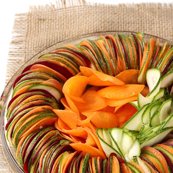 Salat Gurke Rote-Bete-Karotte in Scheiben geschnitten Quappe — Stockfoto