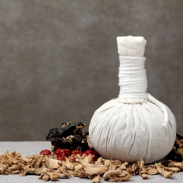 Boule de compression à base de plantes en tissu blanc — Photo