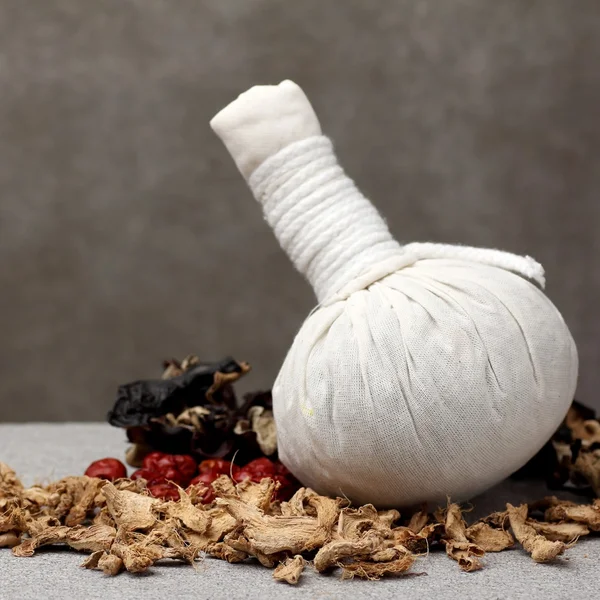 Boule de compression à base de plantes en tissu blanc — Photo