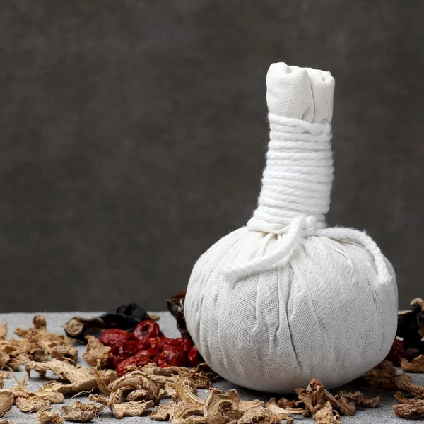 Boule de compression à base de plantes en tissu blanc — Photo