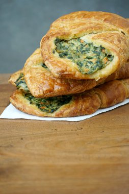 Tik ağacı üzerinde taze ıspanak kruvasan 