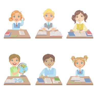 Çocuklar okulda masaları arkasında ayarla