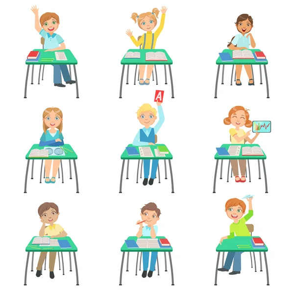 Niños sentados en los pupitres de la clase — Vector de stock