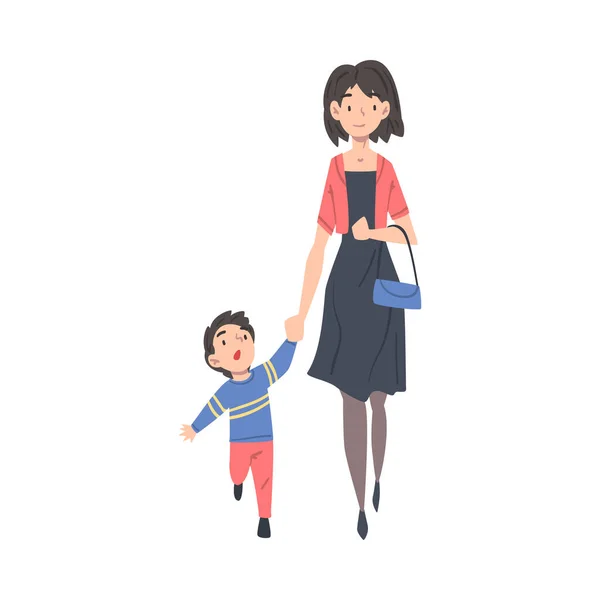 Moeder neemt haar zoon mee naar de school of kleuterschool in de ochtend, ouder en kind wandelen samen met handen Cartoon Style Vector Illustratie — Stockvector