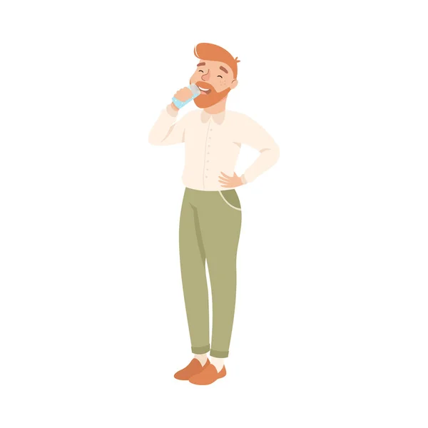 Bärtiger Mann trinkt sauberes Wasser aus Plastikflasche, Mann löscht Durst, gesunder Lebensstil Konzept Cartoon Style Vector Illustration — Stockvektor