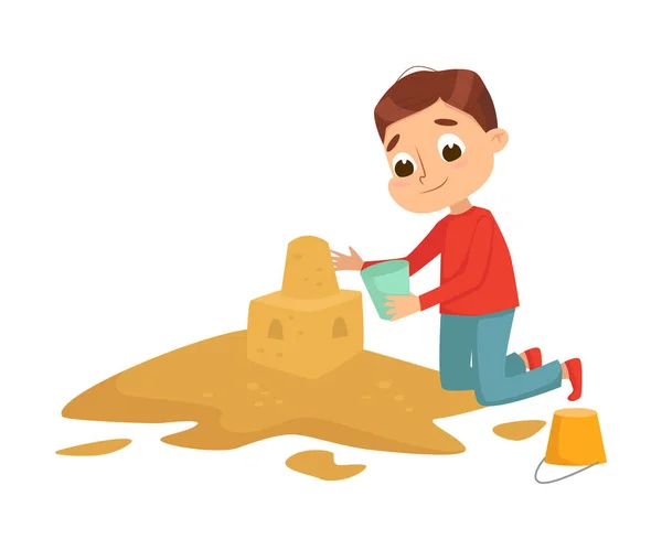 Little Boy Brincando na Pilha de Areia, Kid Building Castelo de Areia no Playground Desenhos Animados Estilo Vetor Ilustração — Vetor de Stock