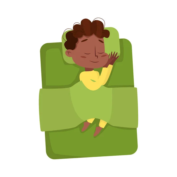 Cute African American Little Boy Sleeakly in his Bed under Blanket, Bedtime, Γλυκά Όνειρα Αξιολάτρευτο παιδί έννοια Cartoon Style Εικονογράφηση διάνυσμα — Διανυσματικό Αρχείο