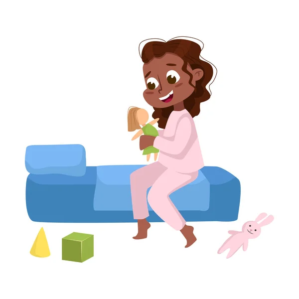 Schattig Afrikaans Amerikaans meisje in pyjama spelen speelgoed, kinderen tijdverdrijf voor slapende cartoon stijl vector illustratie — Stockvector