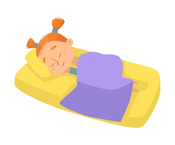 Menina dormindo docemente em sua cama sob cobertor, hora de dormir, doces sonhos de criança adorável conceito Cartoon Style Vector Ilustração —  Vetores de Stock