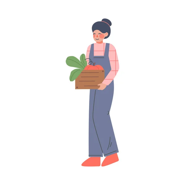 Mujer agricultora cosechando verduras, carácter del jardinero trabajador agrícola femenino en overoles trabajando en la granja, concepto de agricultura ecológica Dibujos animados Estilo Vector Ilustración — Archivo Imágenes Vectoriales