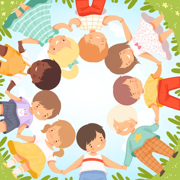 Top View of Cute Happy Kids Deitado no gramado em círculo, pequenos amigos sorridentes segurando as mãos ilustração do vetor dos desenhos animados — Vetor de Stock